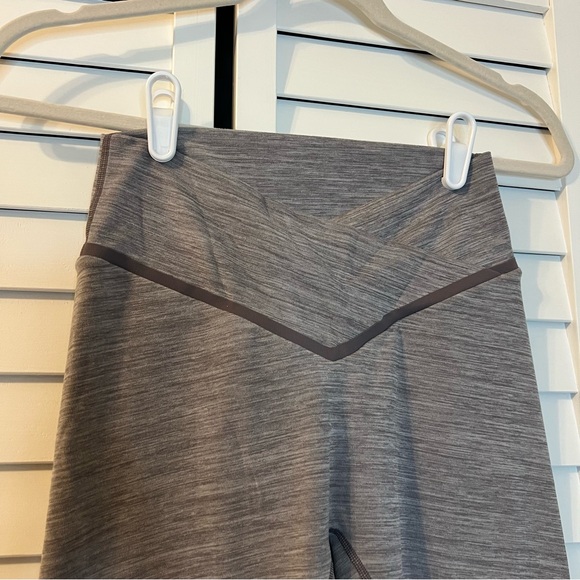 Sleek Gray V-Waist Leggings - Picture 4 of 7